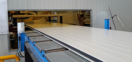 Sandwich panels run into the machine, are produced to size